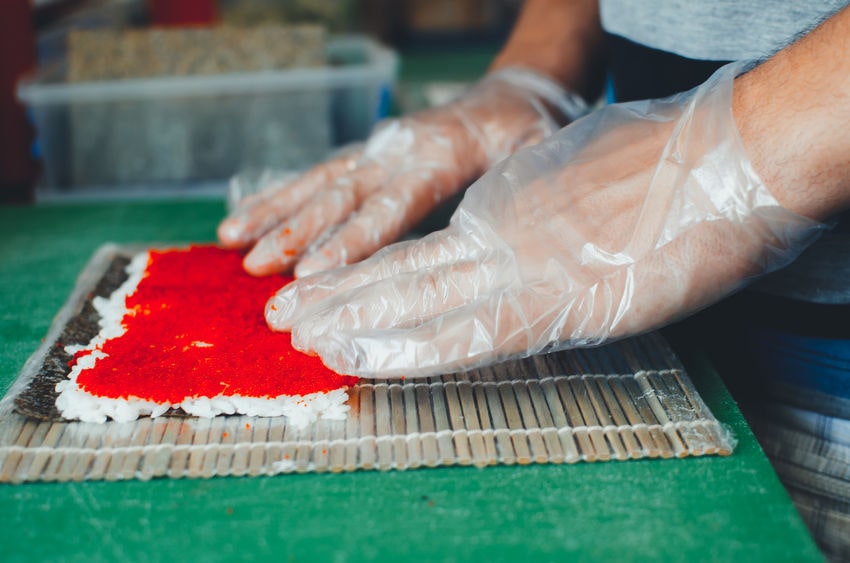 Préparation de sushis avec gants jetables en vinyle